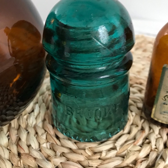 Set of three antique glass bottles - Picture 3 of 6